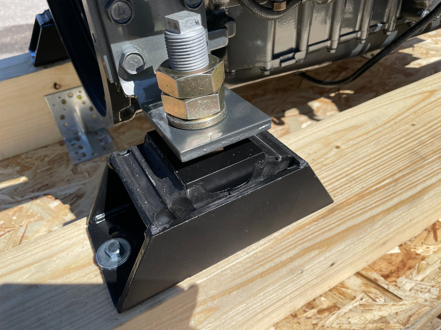 2 x YANMAR 6LY3-ETP 480AG prie 3.300 aps/min Pora variklių