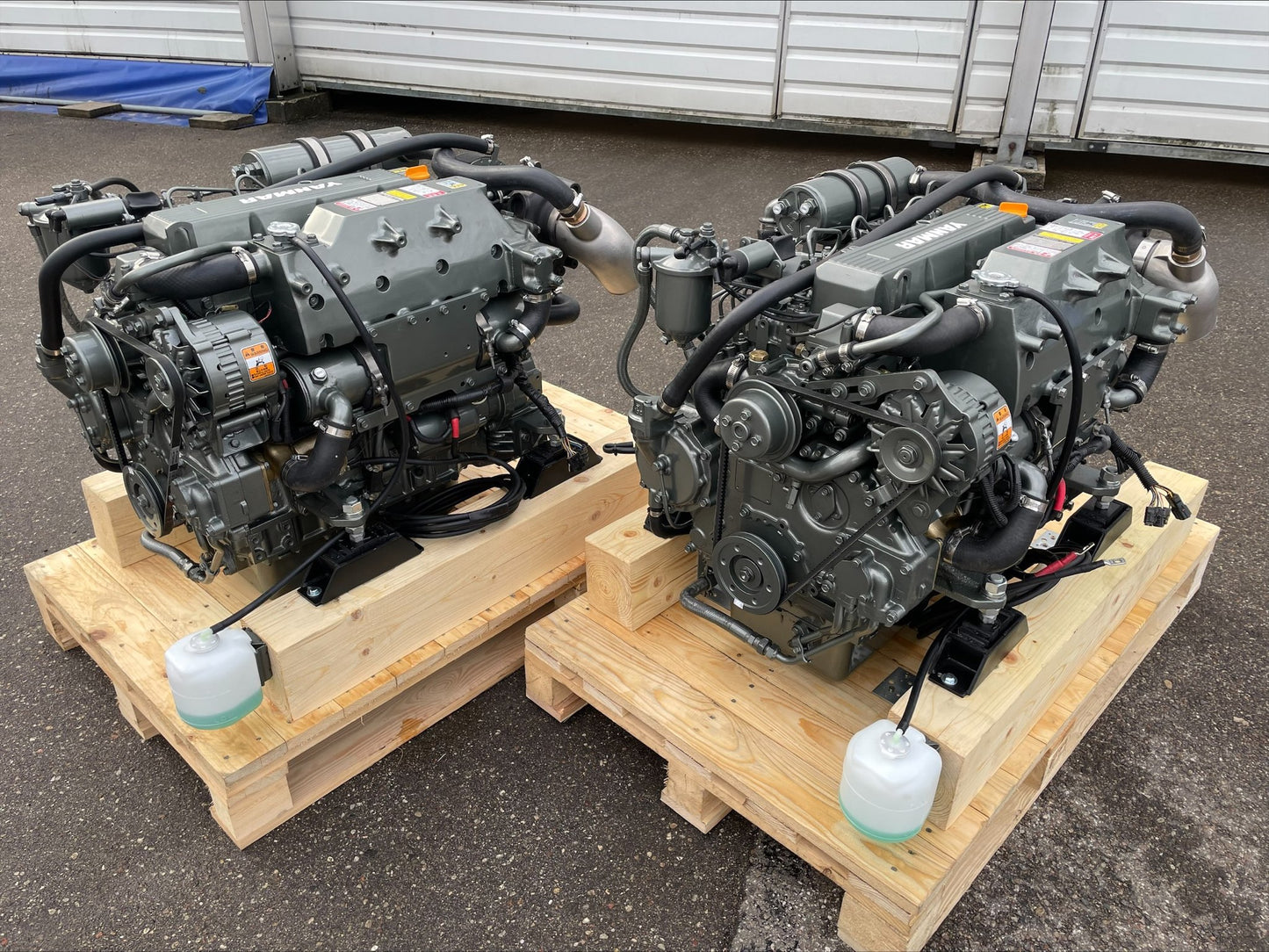 2 x YANMAR 4LHA-STP 240AG prie 3.300 aps/min Pora variklių