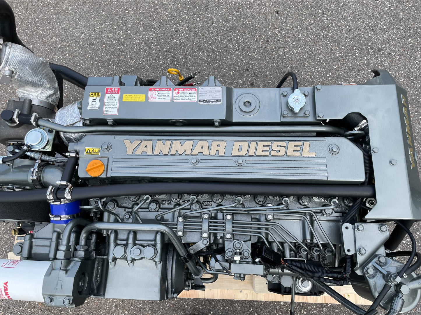 2 x YANMAR 6LYA-STP 370AG prie 3300 aps/min Pora variklių