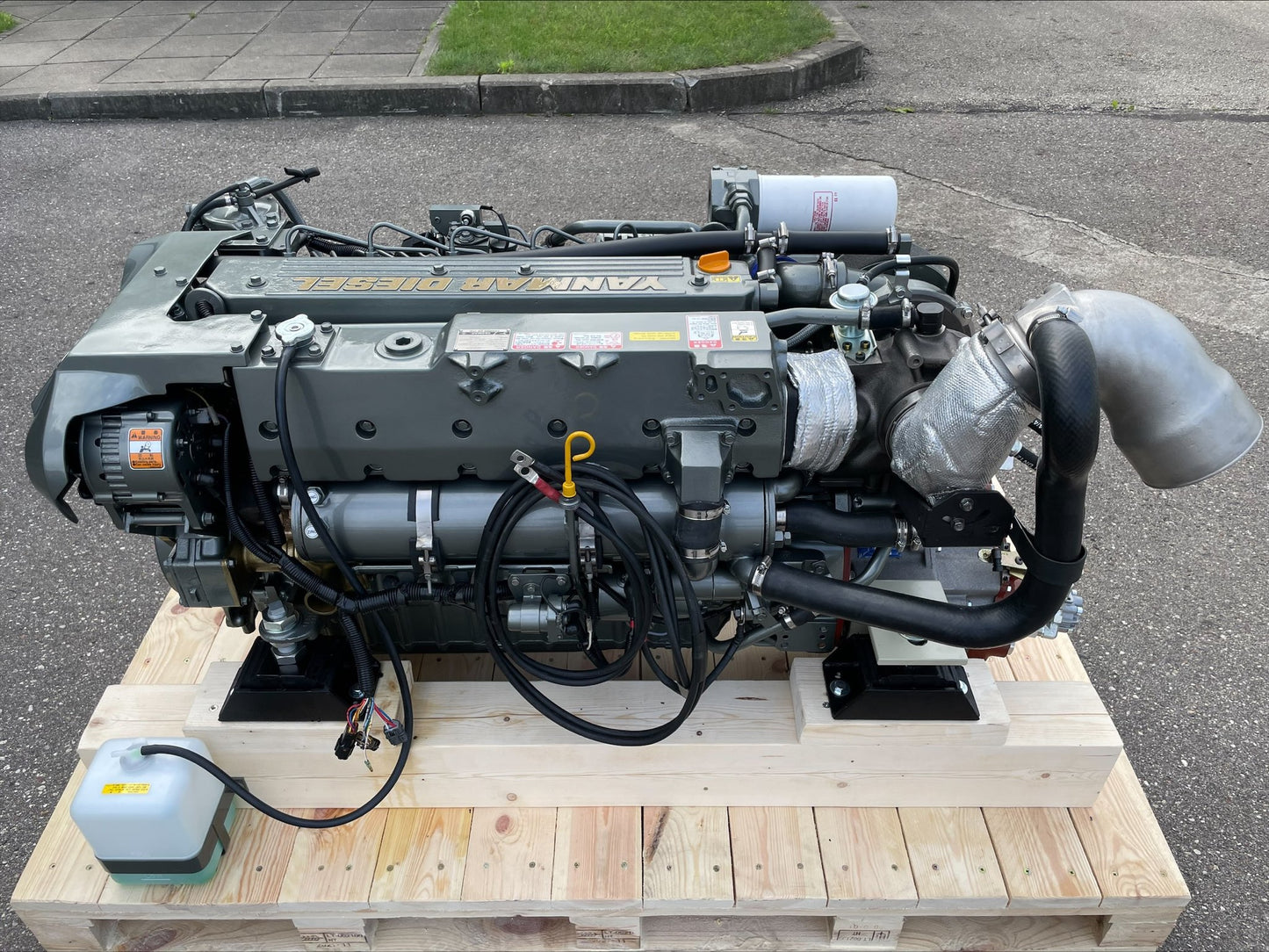 2 x YANMAR 6LYA-STP 370AG prie 3300 aps/min Pora variklių