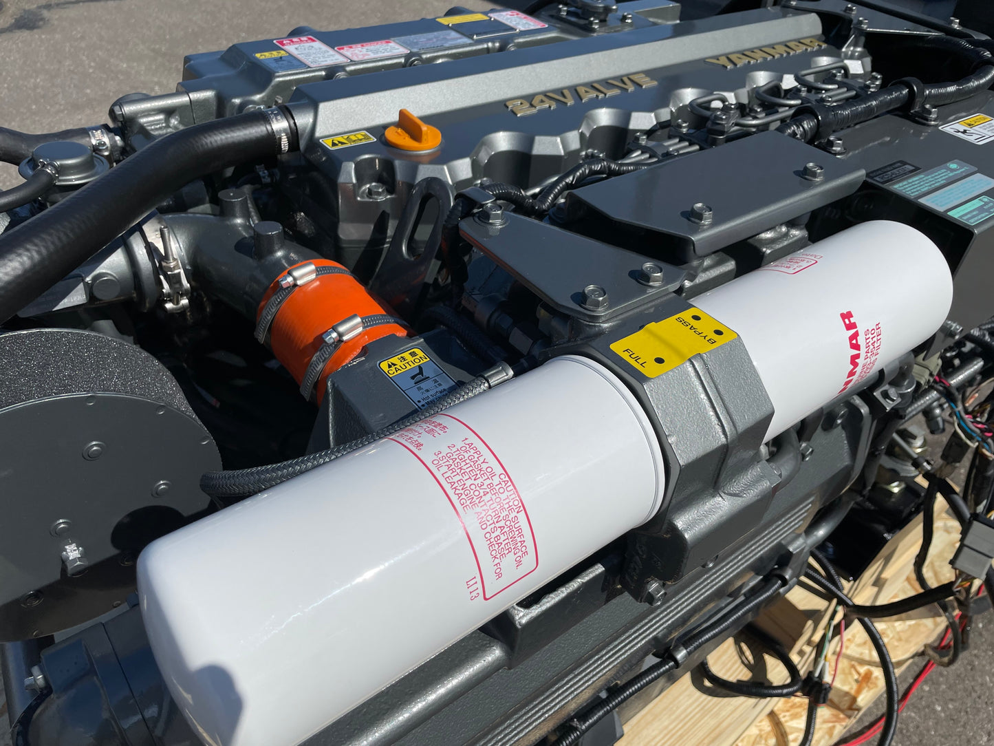 2 x YANMAR 6LY3-ETP 480AG prie 3.300 aps/min Pora variklių