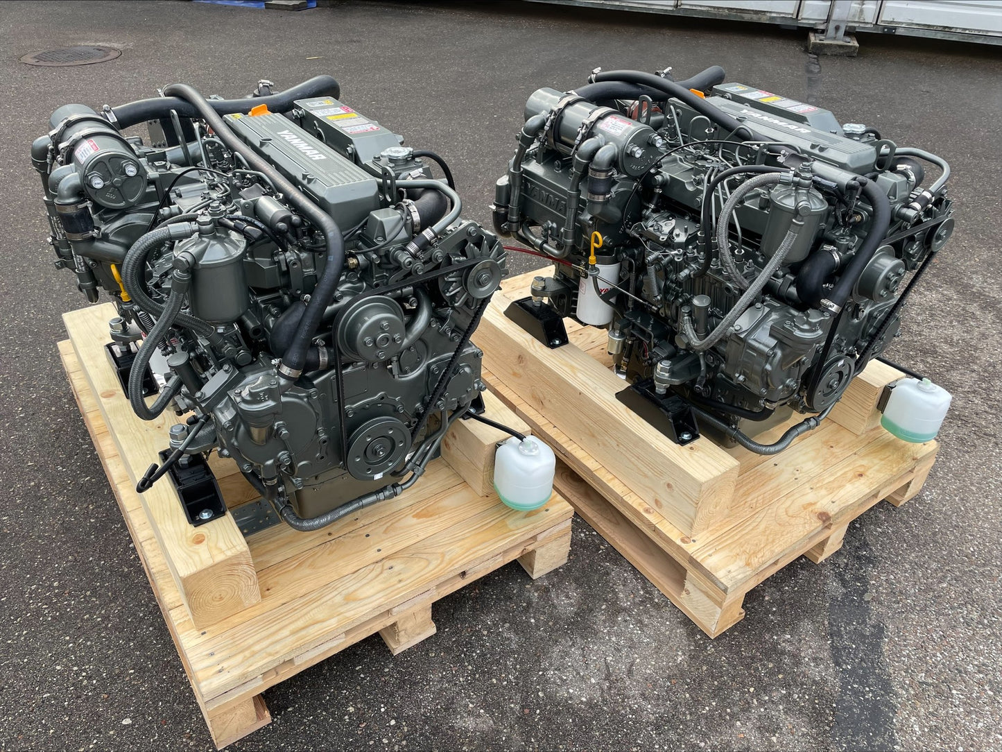 2 x YANMAR 4LHA-STP 240AG prie 3.300 aps/min Pora variklių