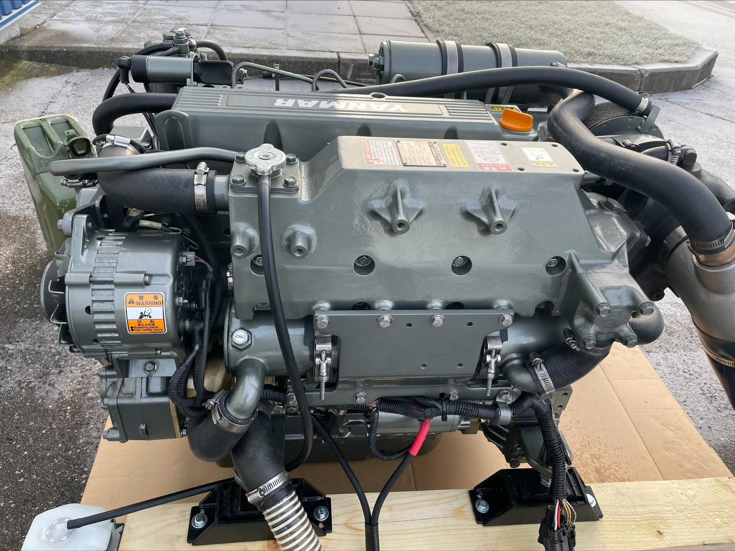 2 x YANMAR 4LHA-STP 240AG prie 3.300 aps/min Pora variklių