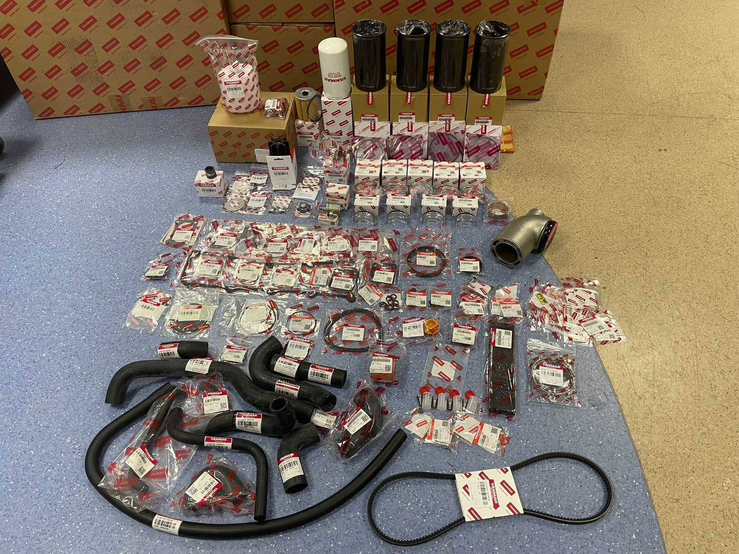 2 x YANMAR 4LHA-STP 240AG prie 3.300 aps/min Pora variklių