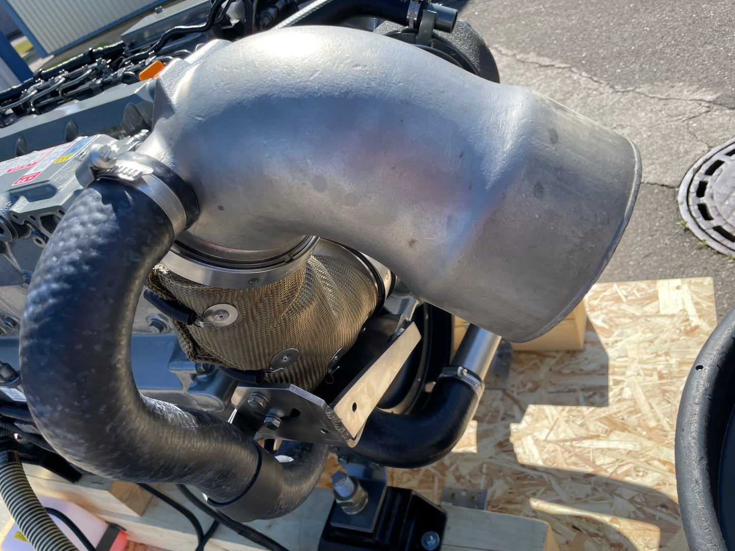 2 x YANMAR 6LY3-ETP 480AG prie 3.300 aps/min Pora variklių