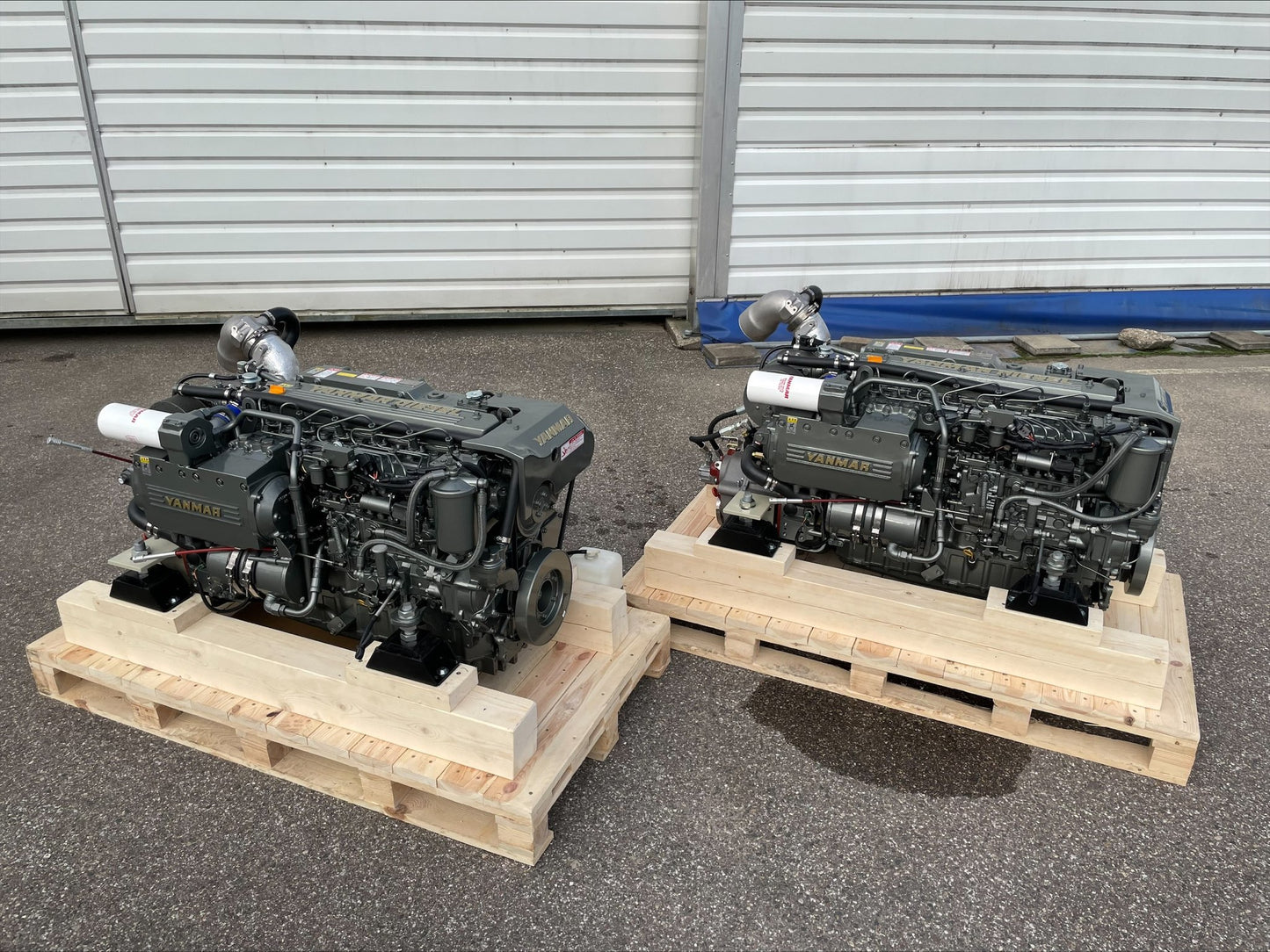 2 x YANMAR 6LYA-STP 370AG prie 3300 aps/min Pora variklių