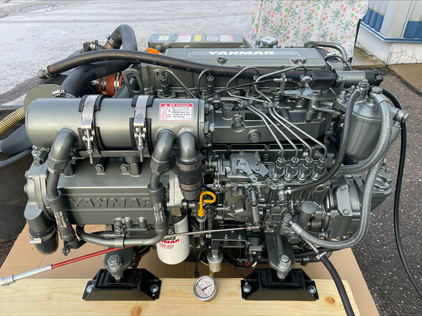 2 x YANMAR 4LHA-STP 240AG prie 3.300 aps/min Pora variklių