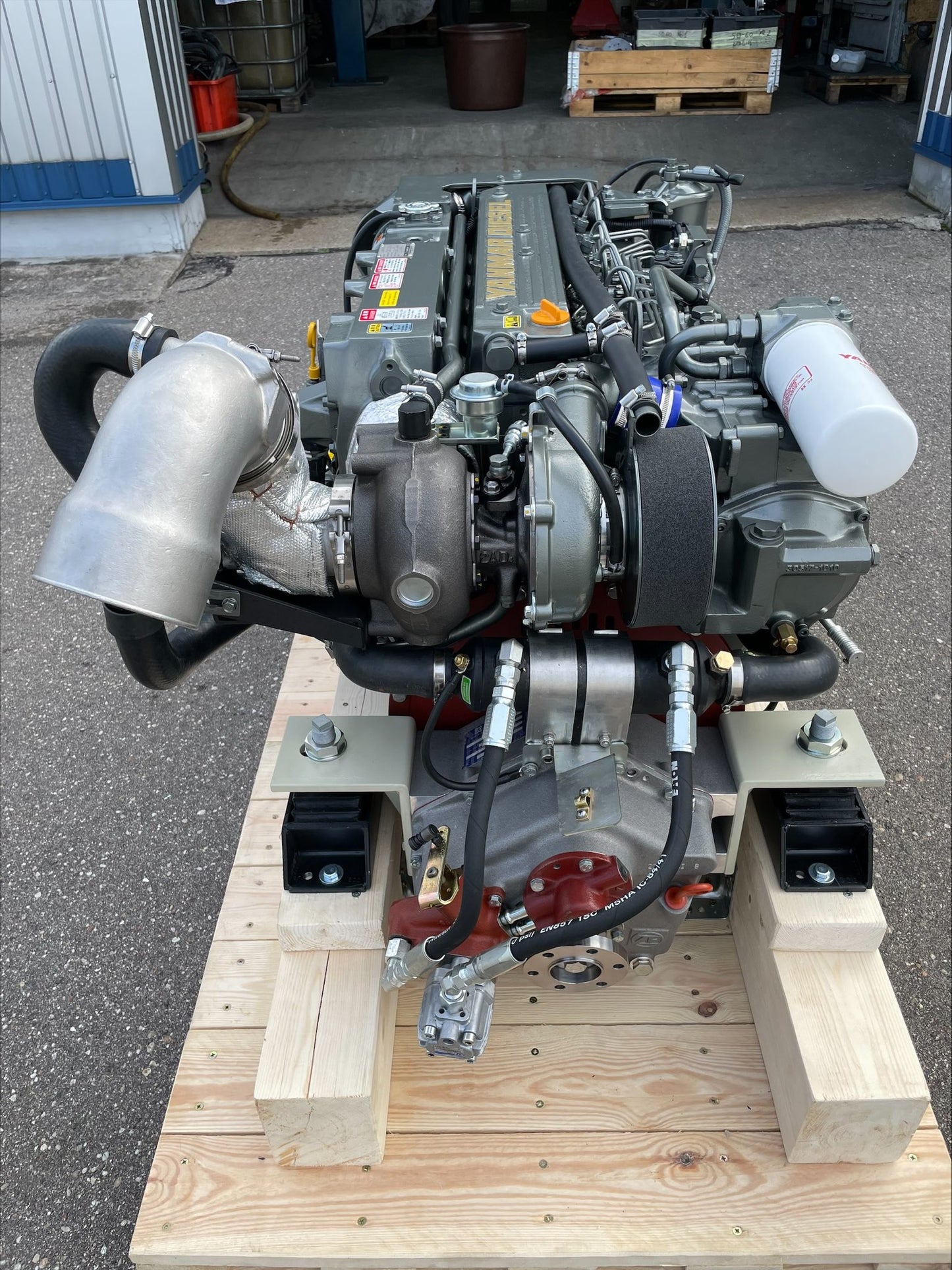 2 x YANMAR 6LYA-STP 370AG prie 3300 aps/min Pora variklių