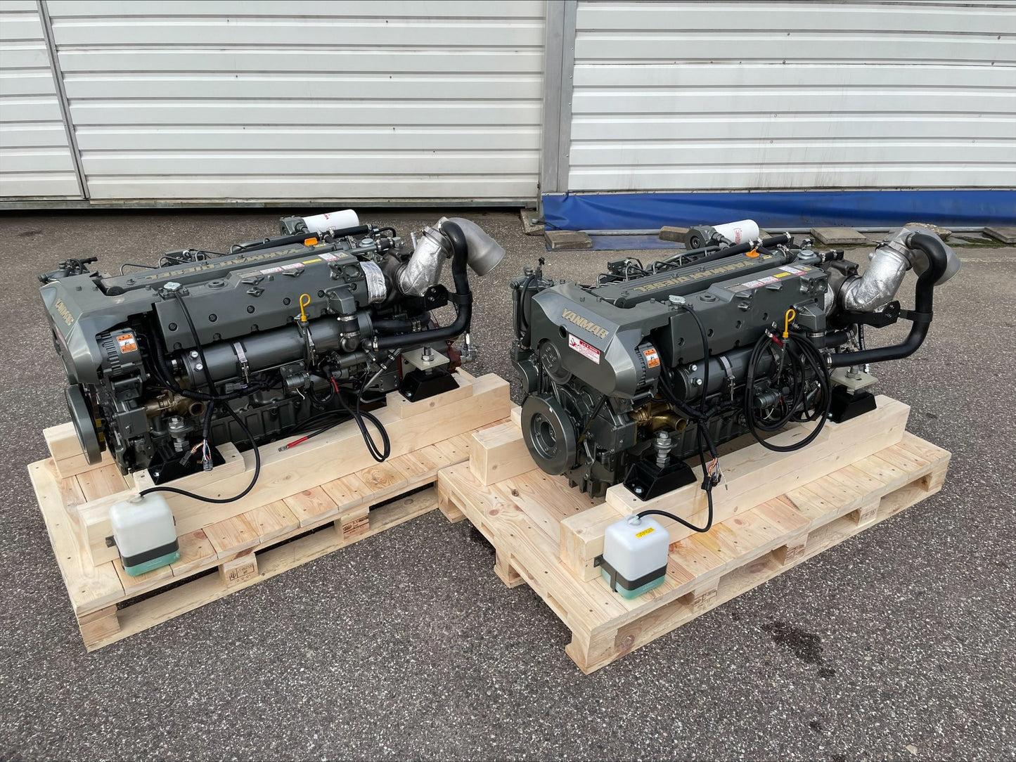 2 x YANMAR 6LYA-STP 370AG prie 3300 aps/min Pora variklių