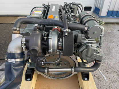 2 x YANMAR 4LHA-STP 240AG prie 3.300 aps/min Pora variklių