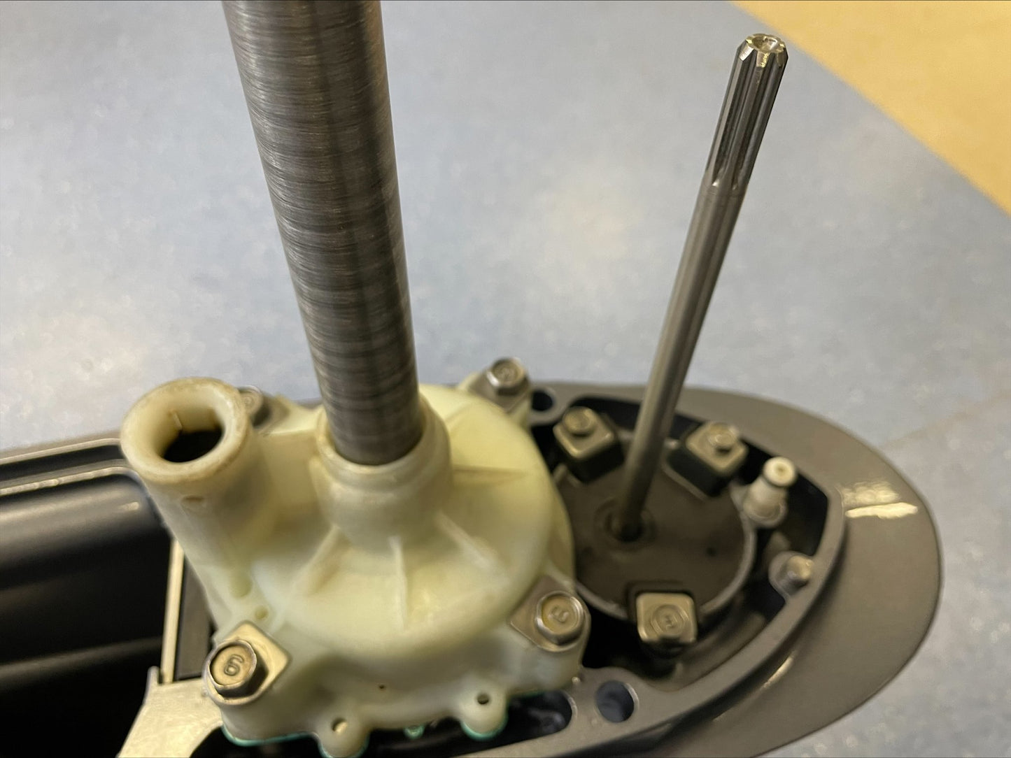 YAMAHA F150 Reduktorius  63P-45300-10-8D