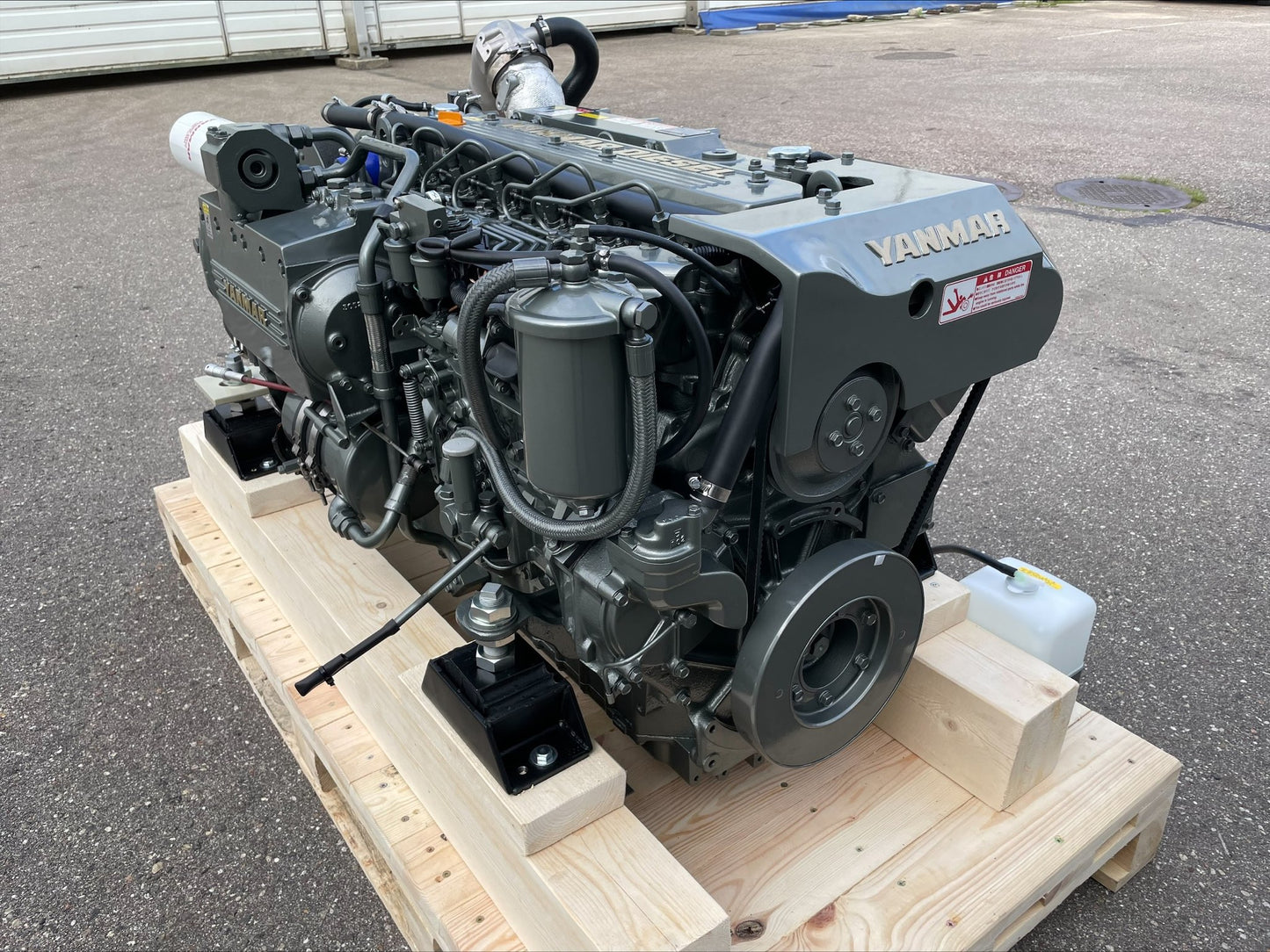 2 x YANMAR 6LYA-STP 370AG prie 3300 aps/min Pora variklių