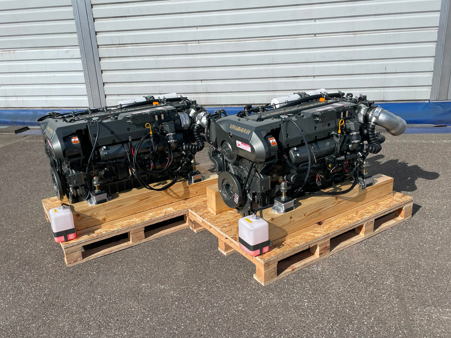 2 x YANMAR 6LY2A-STP 440AG prie 3.300 aps/min Pora variklių