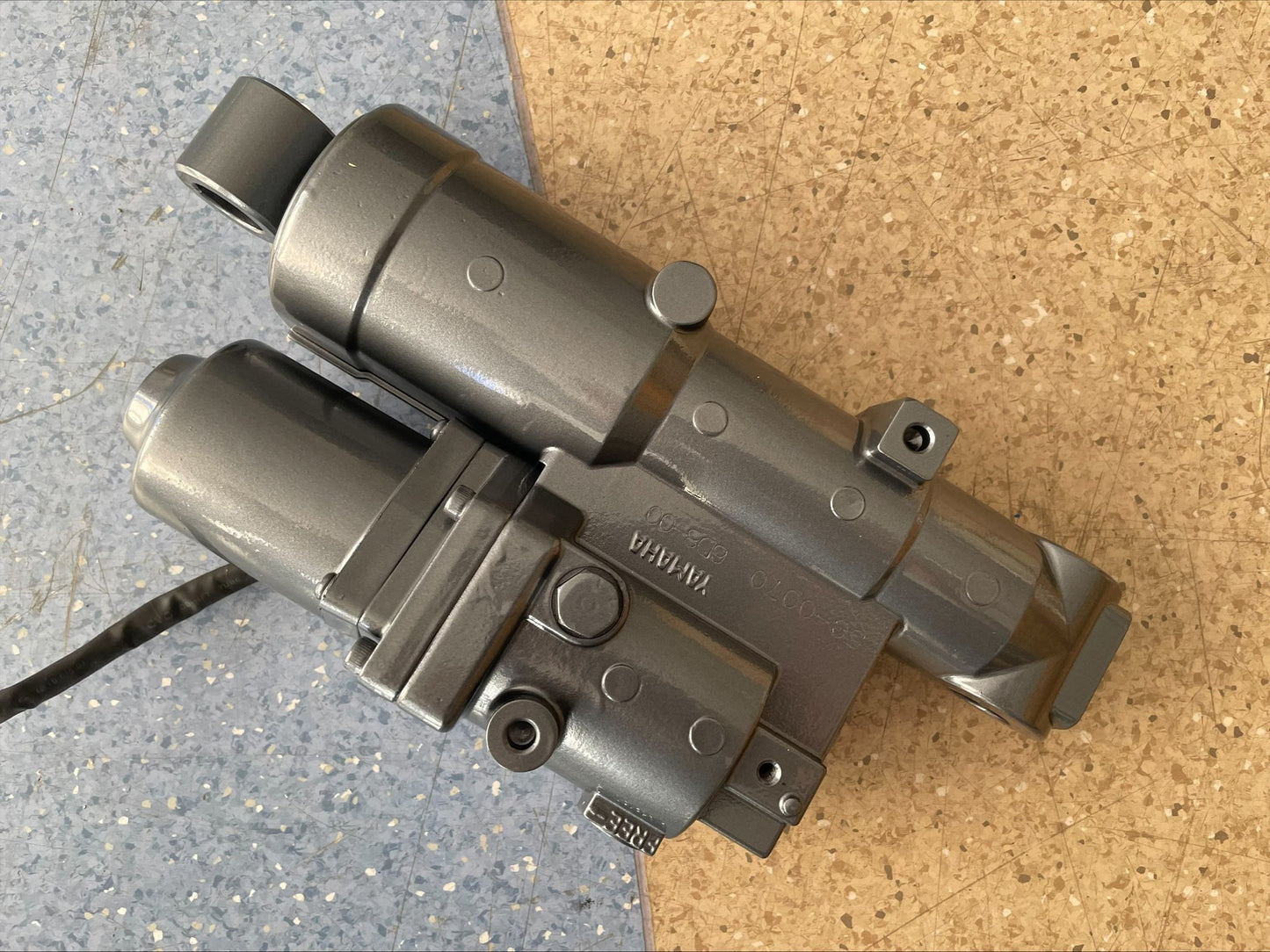 YAMAHA F75 F80 F90 F100 Hidraulika - 6D8-43800-00-4D