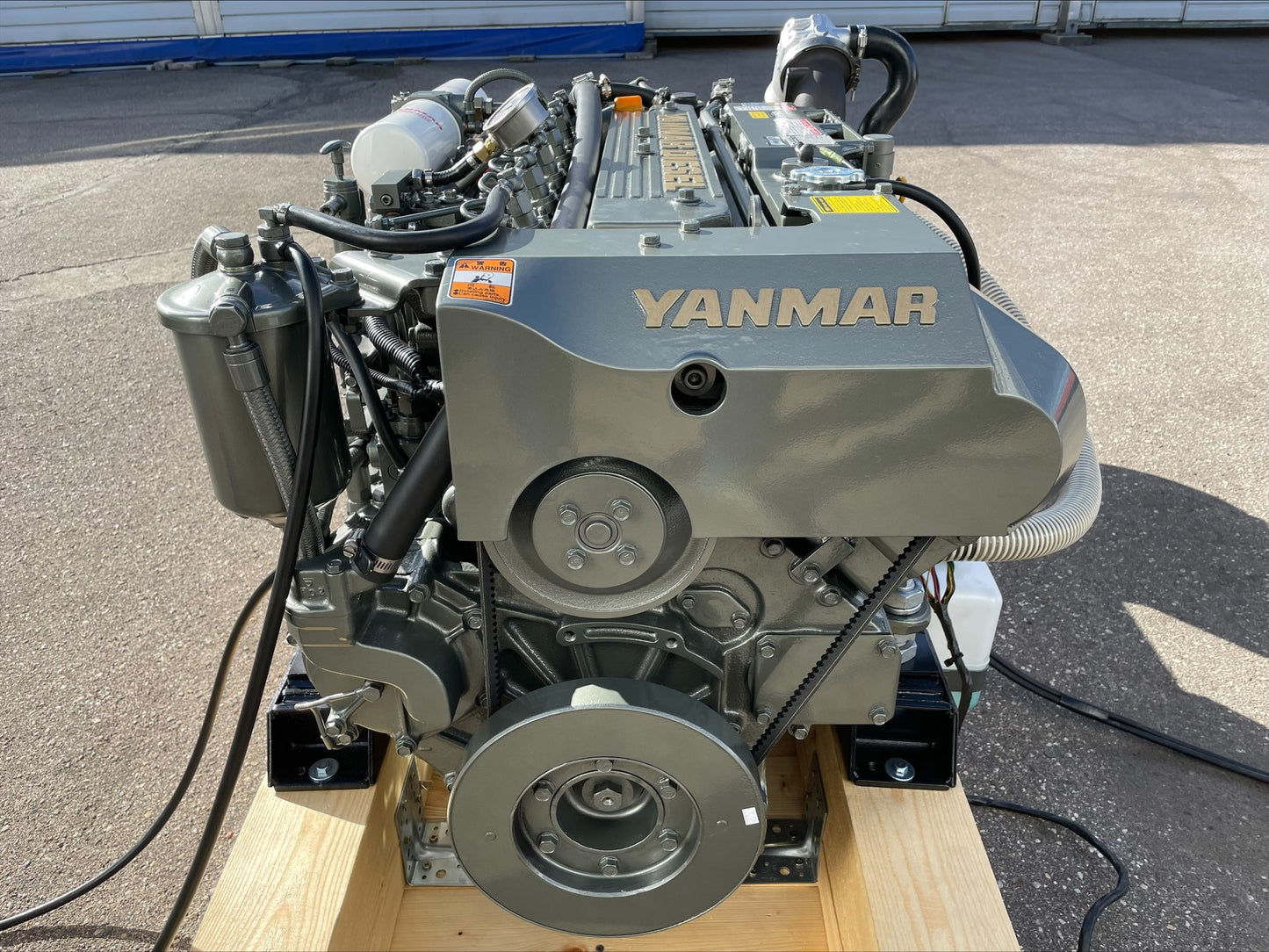 2 x YANMAR 6LY2A-STP 440AG prie 3.300 aps/min Pora variklių