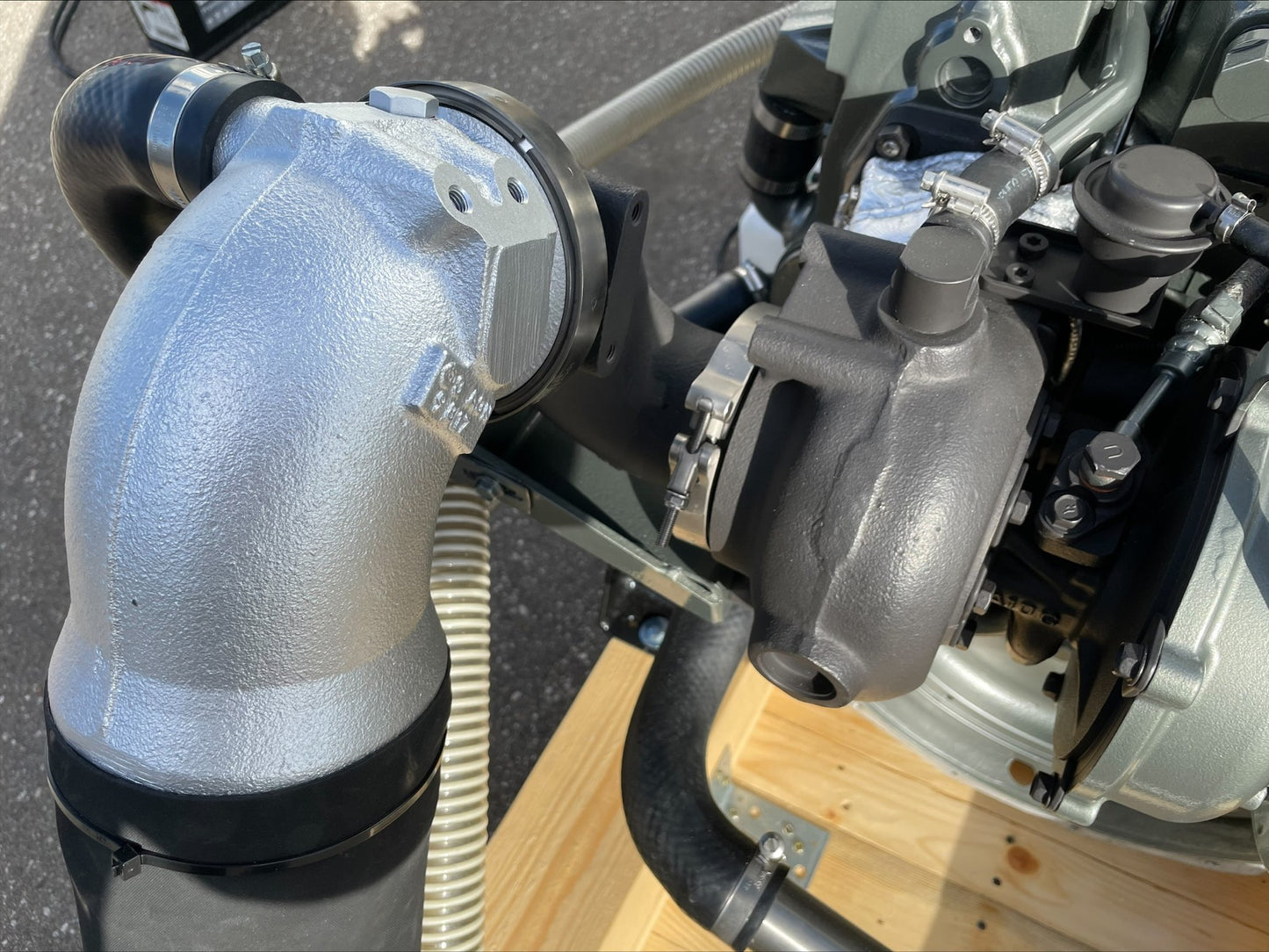 2 x YANMAR 6LY2A-STP 440AG prie 3.300 aps/min Pora variklių