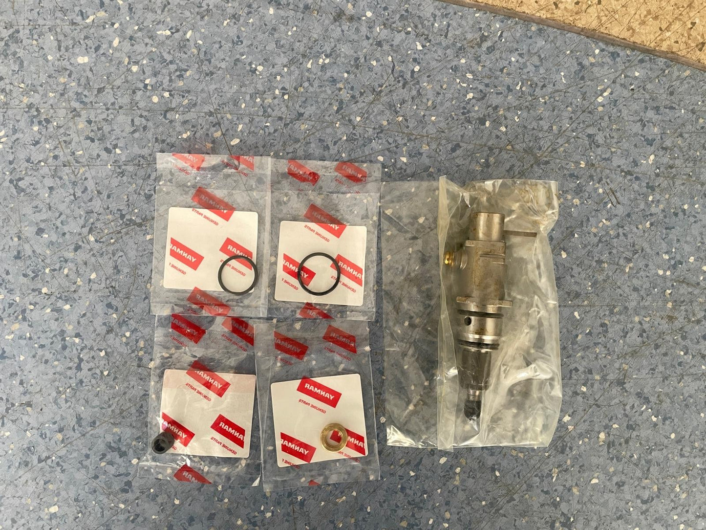 YANMAR D36 Injector Assy - Brand New genuine 720380-53500