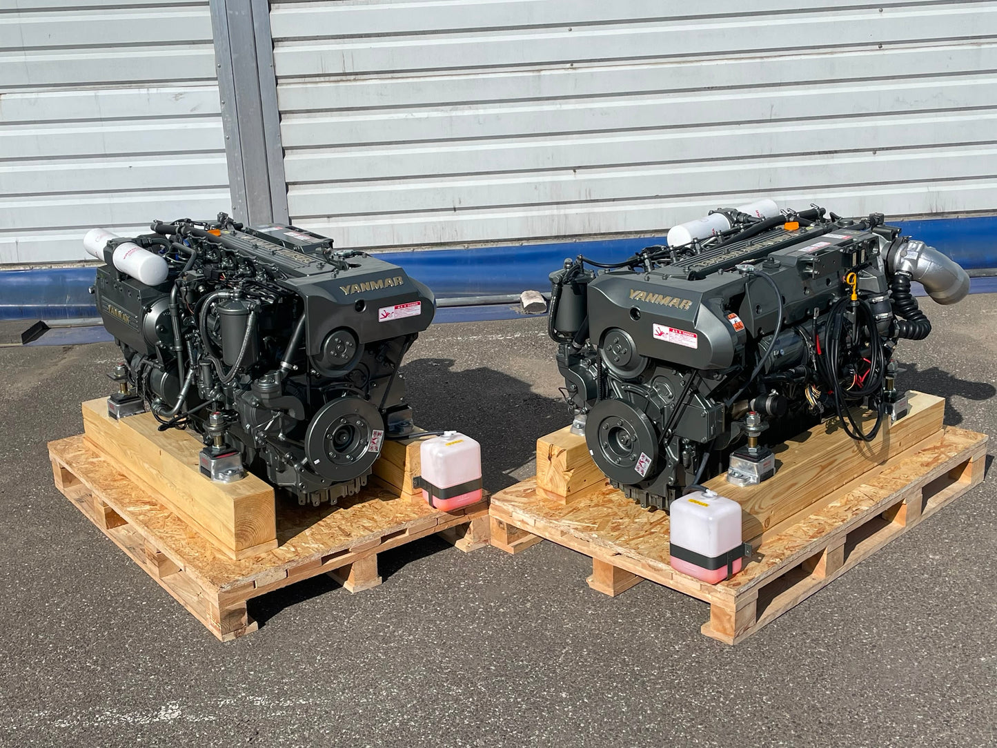 2 x YANMAR 6LY2A-STP 440AG prie 3.300 aps/min Pora variklių