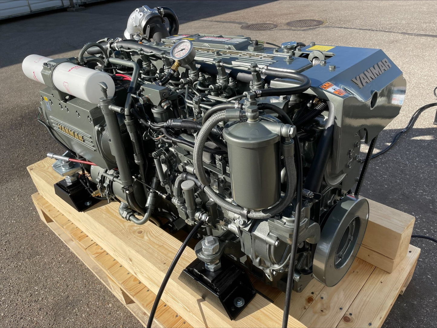 2 x YANMAR 6LY2A-STP 440AG prie 3.300 aps/min Pora variklių