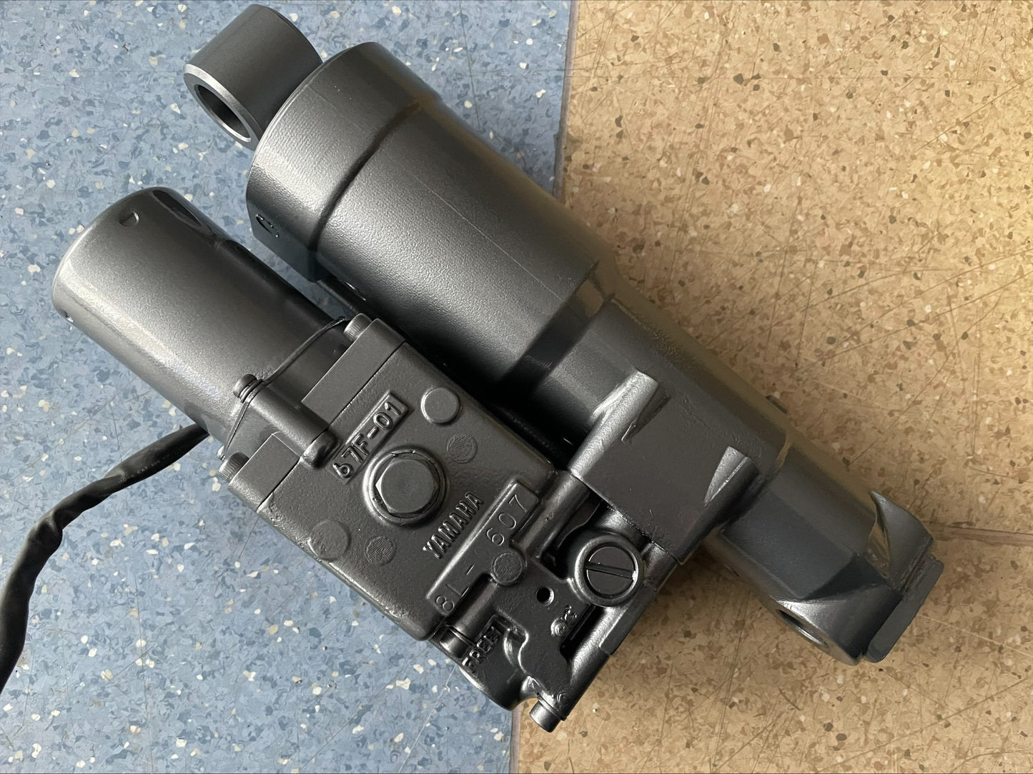 YAMAHA F75 F80 F90 F100 Hidraulika - 67F-43800-09-4D