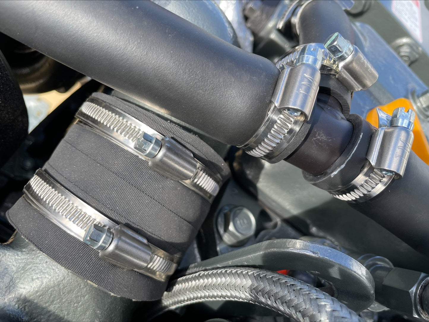 2 x YANMAR 6LY2A-STP 440AG prie 3.300 aps/min Pora variklių