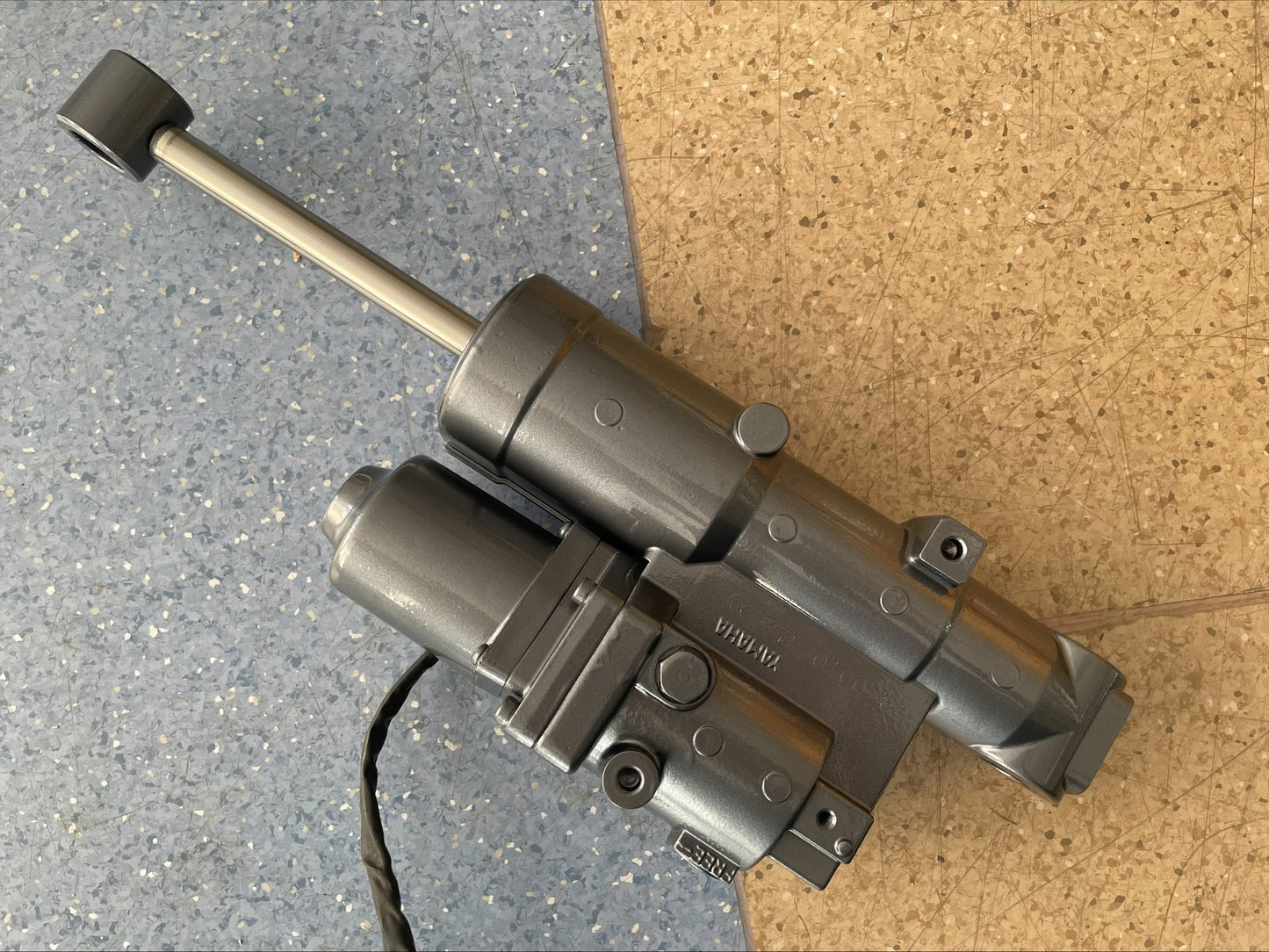 YAMAHA F75 F80 F90 F100 Hidraulika - 6D8-43800-00-4D