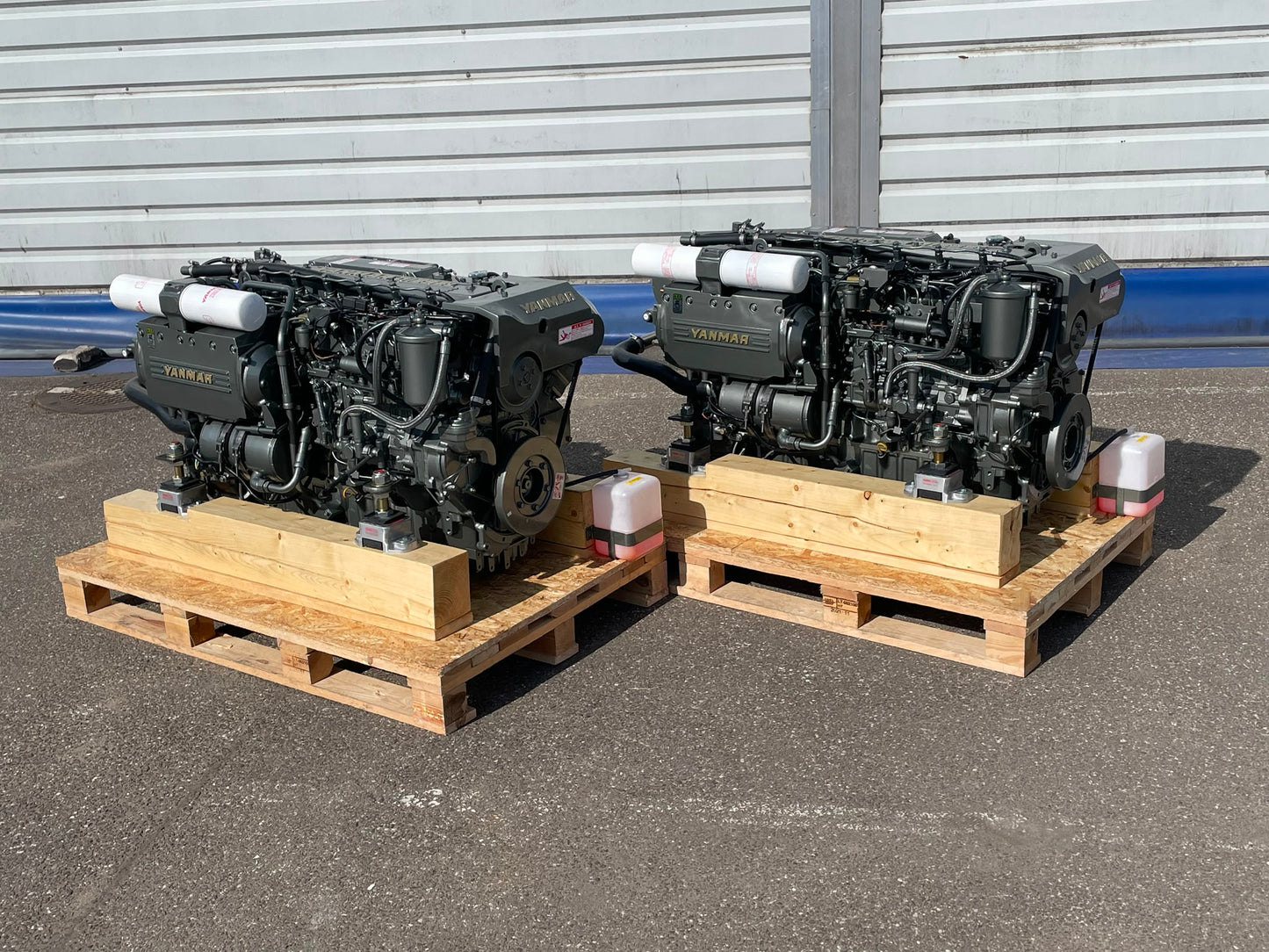 2 x YANMAR 6LY2A-STP 440AG prie 3.300 aps/min Pora variklių